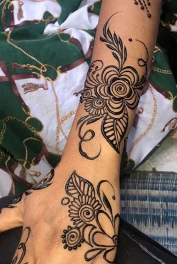 freehand-drawing-henna-tattoo-design