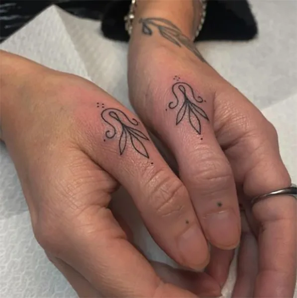 finger-minimalist-tattoo
