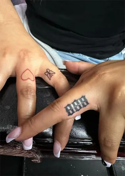 finger-minimalist-tattoo