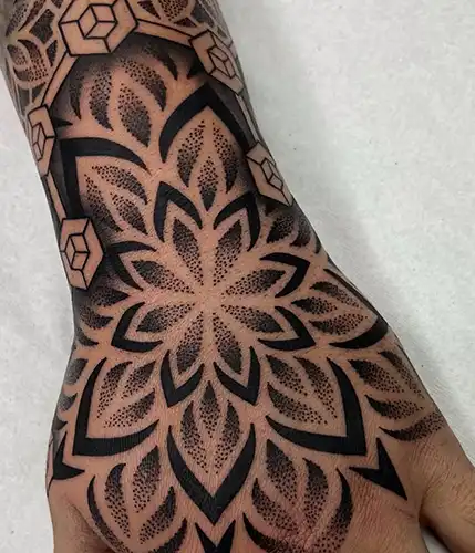 mandalas-dotwork-tattoos